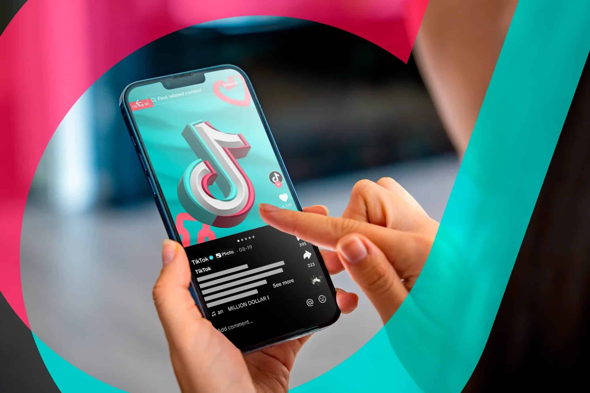 Κάποιος που χρησιμοποιεί TikTok στο τηλέφωνό του.