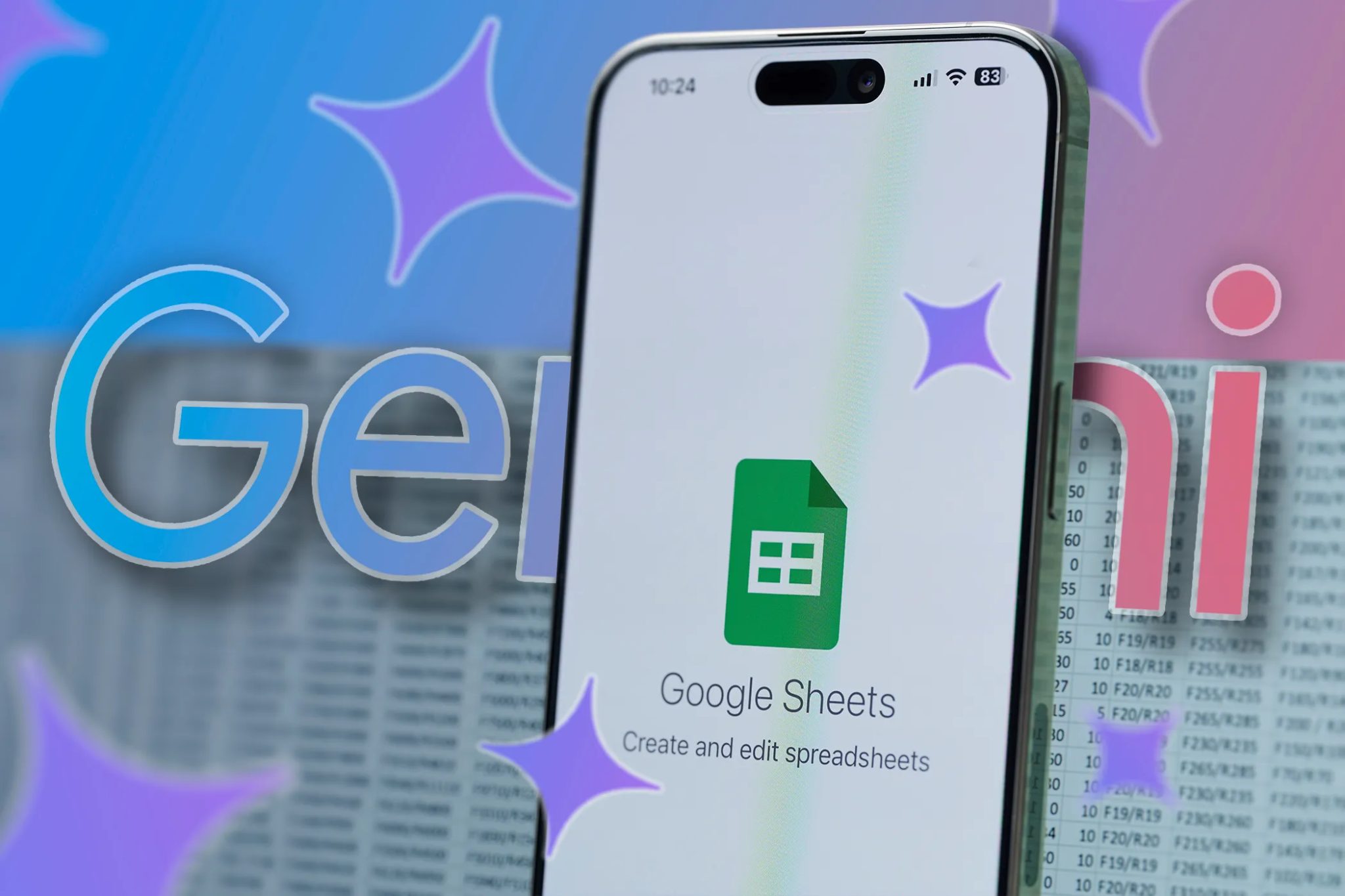 هاتف عليه شعار جداول بيانات جوجل Google Sheets، وجدول بيانات في الخلفية عليه شعار Gemini، والعديد من أيقونات التألق حوله.