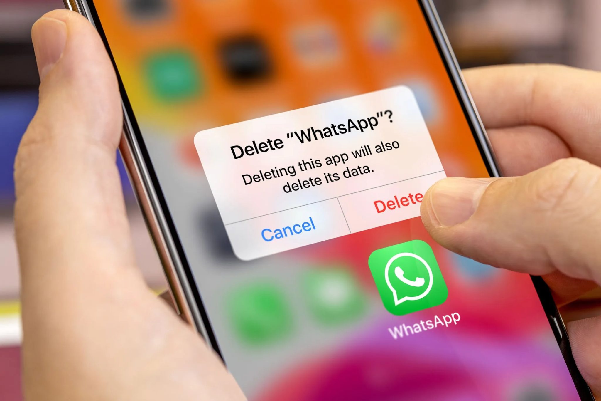 هاتف ذكي يعرض خيار حذف تطبيق واتساب