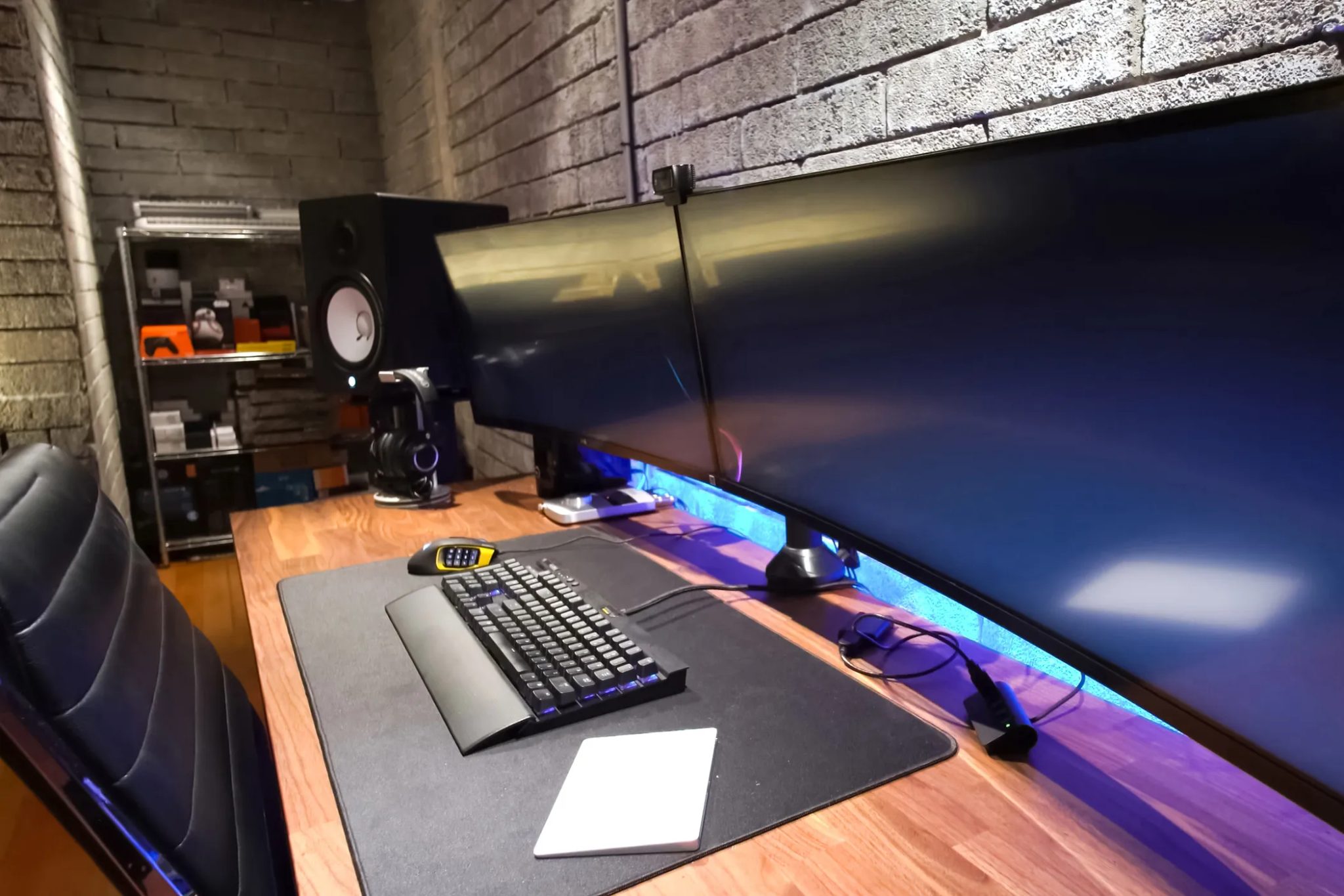 A workdesk with two monitors