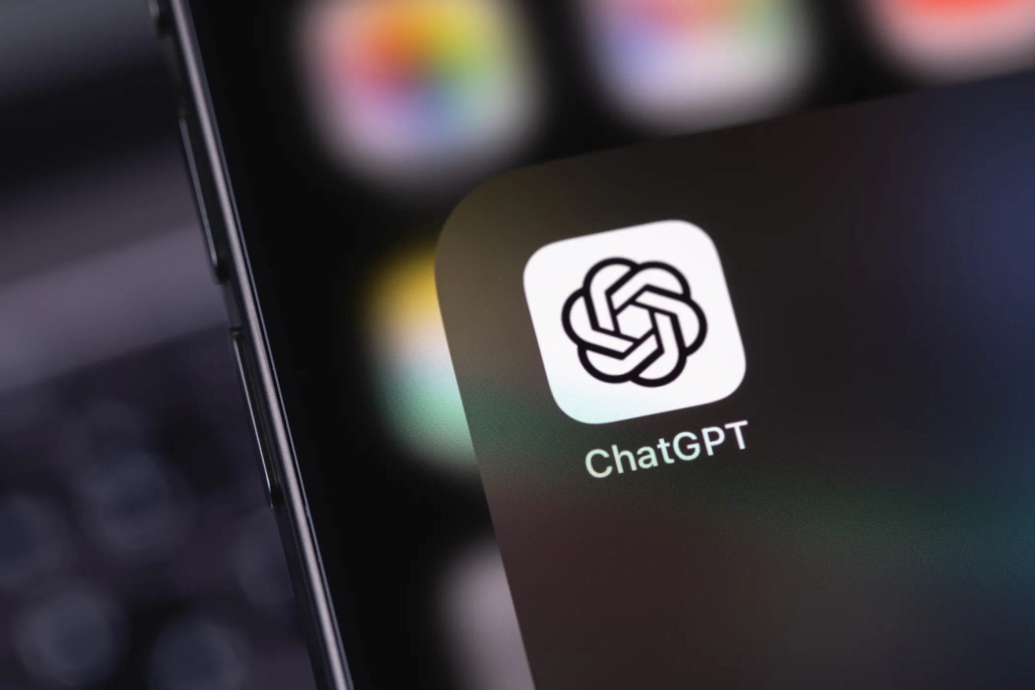 شعار ChatGPT على شاشة الهاتف الذكي