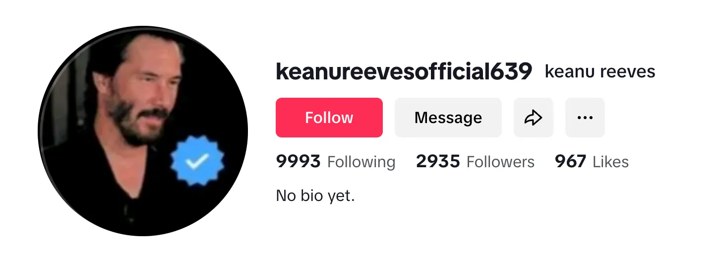 Fotografie falešného osobního souboru pro Keanu Reeves s extra modrou ověřovací značkou.