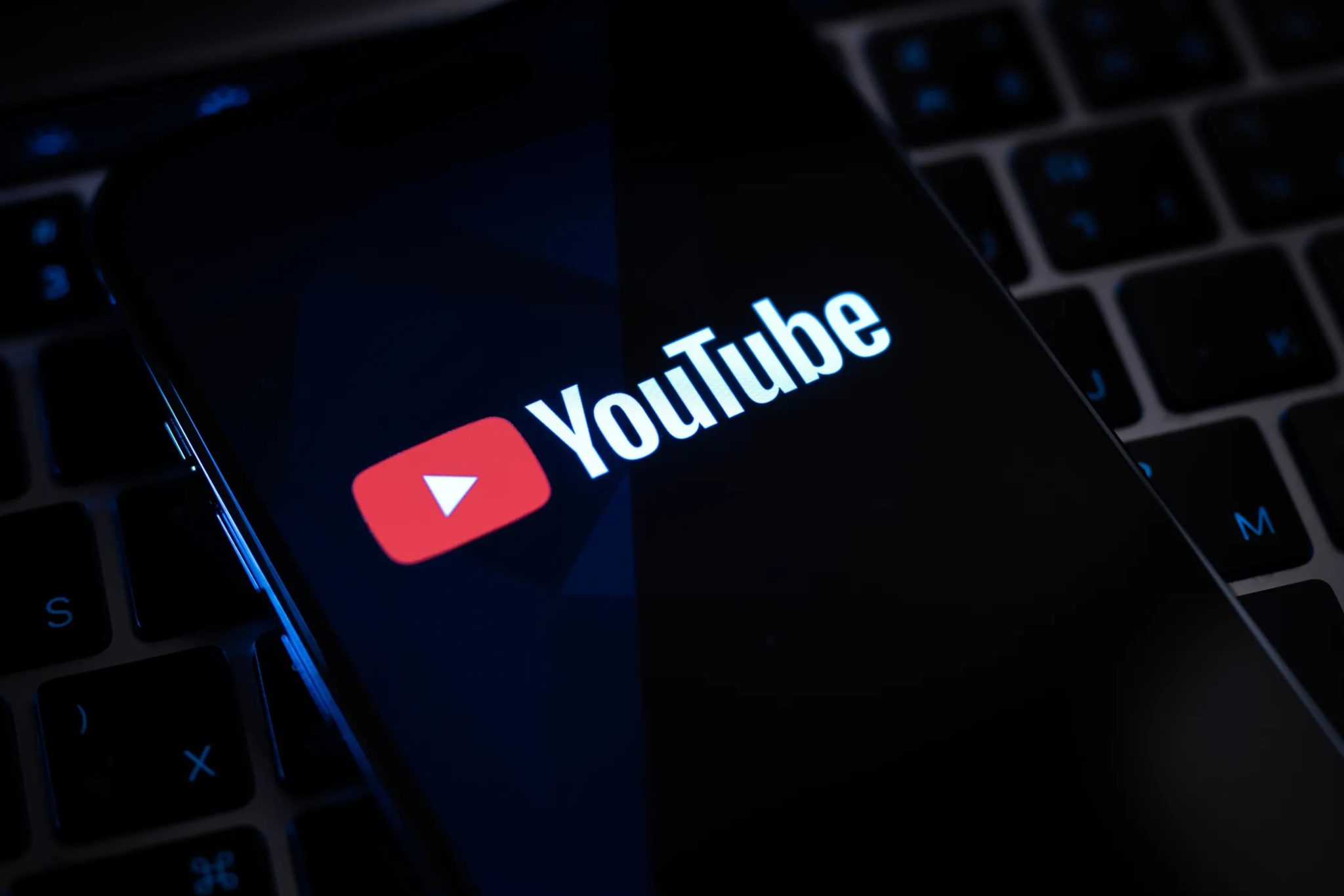 شعار يوتيوب على شاشة الهاتف الذكي