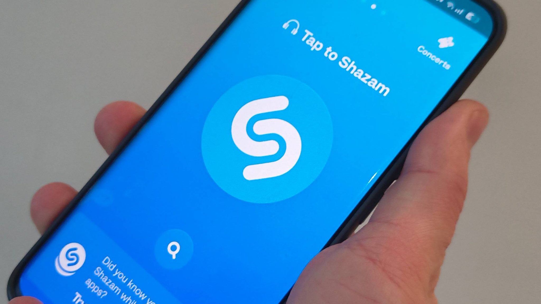 تطبيق Shazam على هاتف Realme.