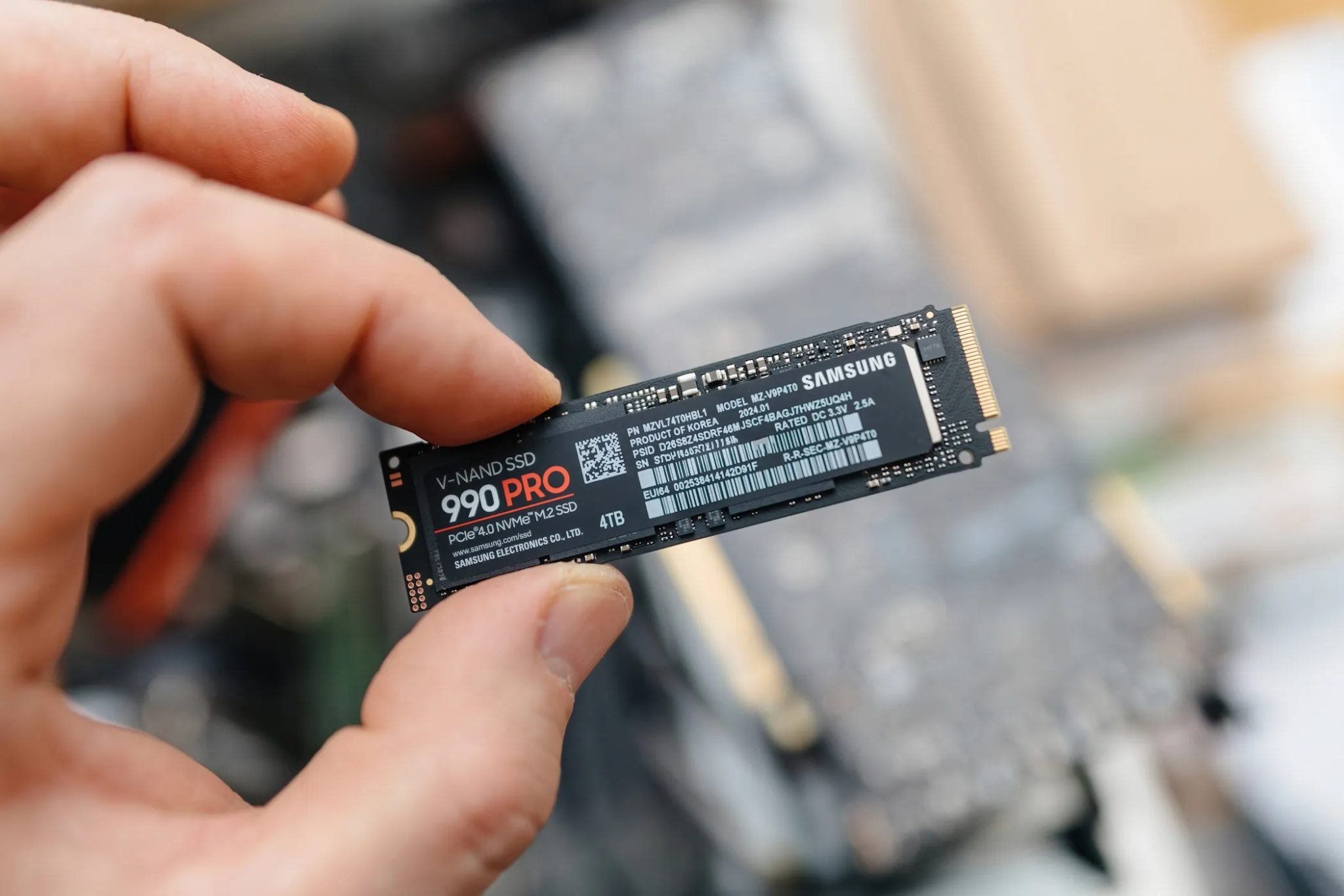 رجل يحمل محرك أقراص Samsung 990 Pro SSD