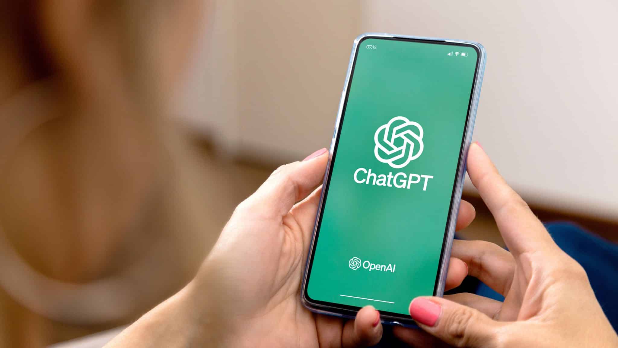 امرأة تستخدم هاتفًا محمولًا يعرض ChatGPT على الشاشة.