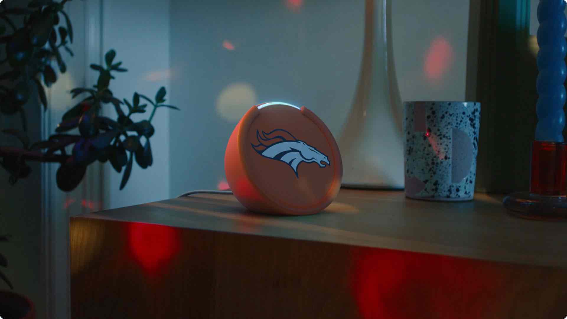 Amazon Echo Pop مع مؤشر LED متوهج