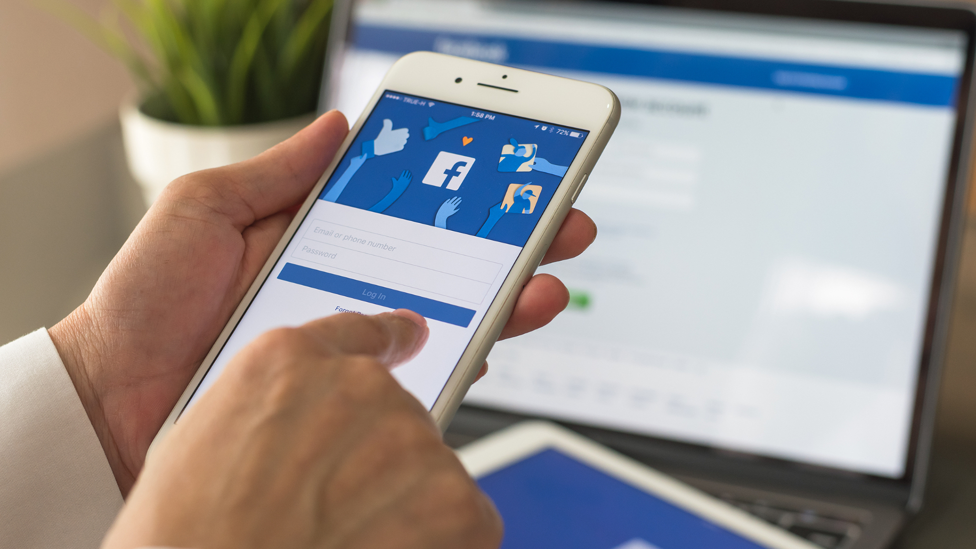 شعار تطبيق Facebook على صفحة تسجيل الدخول والاشتراك