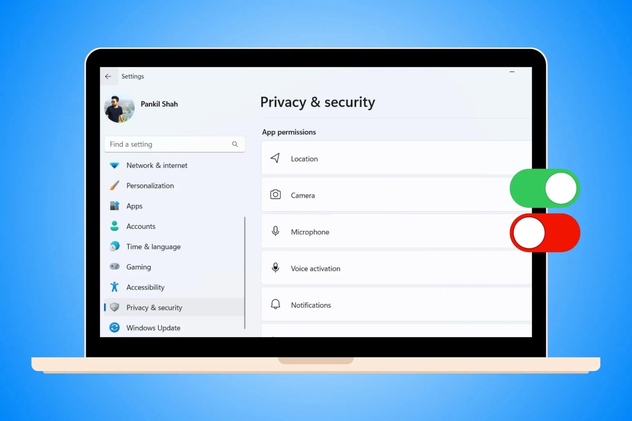 جهاز كمبيوتر محمول يعرض قائمة الخصوصية والأمان في تطبيق إعدادات Windows مع مفاتيح تبديل خضراء وحمراء