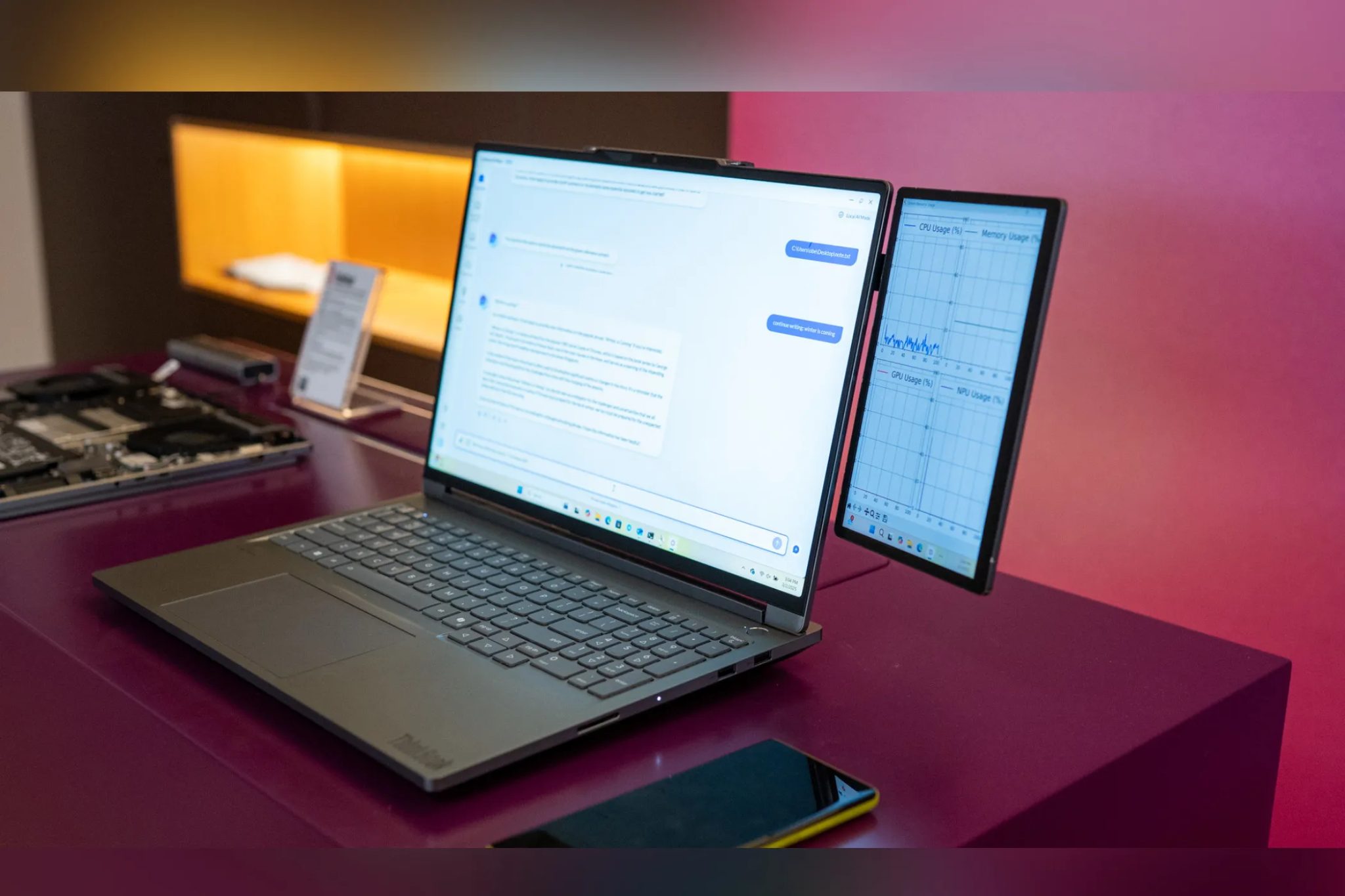 شاشة Lenovo Magic Bay 2nd Display متصلة بجهاز كمبيوتر محمول